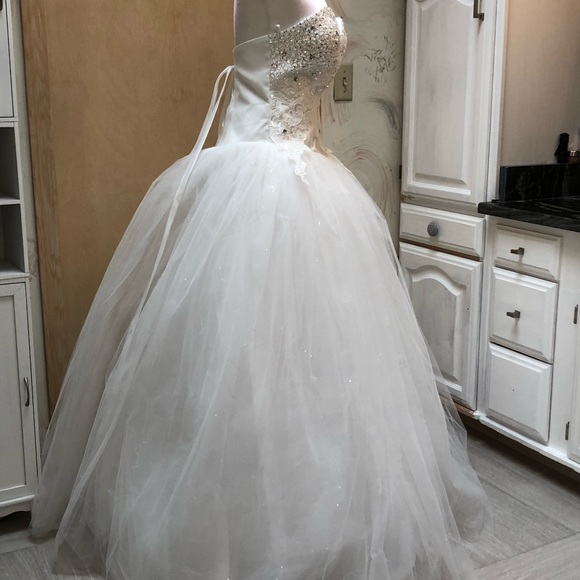 Simple Elegant Sweetheart Tulle Ball wedding Gown - Picture 8 of 8